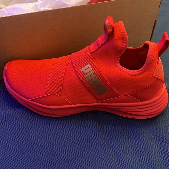 Women brand new pumas size 7.5 red fits nice - Picture 2 of 3
